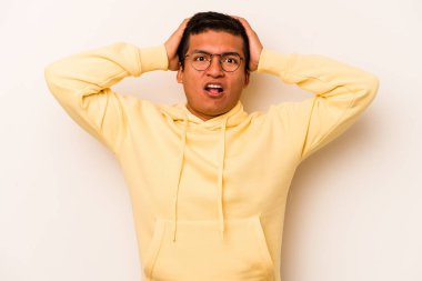 Beyaz arka planda izole edilmiş genç bir İspanyol şaşırmış ve şok olmuş..