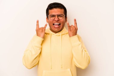 Beyaz arka planda izole edilmiş genç İspanyol bir adam boynuzlarını devrim konsepti olarak gösteriyor..