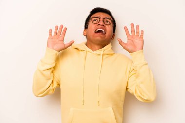 Beyaz arka planda izole edilmiş genç İspanyol adam gökyüzüne haykırıyor, yukarı bakıyor, hayal kırıklığına uğramış..