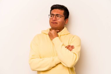 Beyaz arka planda izole edilmiş genç İspanyol bir adam virüs veya enfeksiyon yüzünden boğaz ağrısı çekiyor..