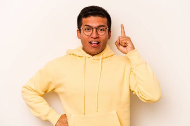 Beyaz arka planda izole edilmiş genç İspanyol bir adamın bir fikri, ilham konsepti var..