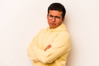 Beyaz arka planda izole edilmiş genç bir İspanyol şüpheli, belirsiz, seni muayene ediyor..