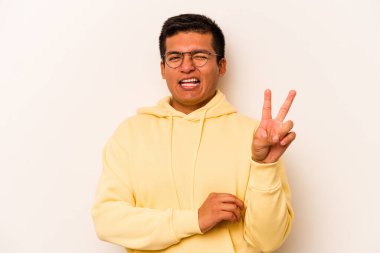 Beyaz arka planda izole edilmiş genç İspanyol adam iki numarayı parmaklarıyla gösteriyor..