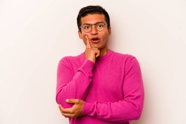 Latin kökenli genç bir adam beyaz arka planda izole edilmiş harika bir fikri, yaratıcılık kavramını var..