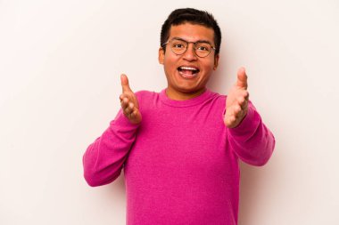 Beyaz arka planda izole edilmiş genç İspanyol adam kameraya sarıldığı için kendinden emin hissediyor..