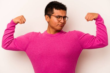 Beyaz arka planda izole edilmiş genç bir İspanyol kadın gücünün sembolü olan kollarıyla güçlü bir hareket sergiliyor.