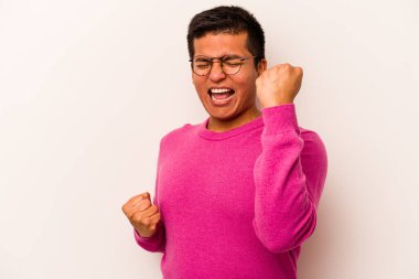 Beyaz arka planda izole edilmiş genç bir İspanyol tasasız ve heyecanlı bir şekilde tezahürat yapıyor. Zafer konsepti.