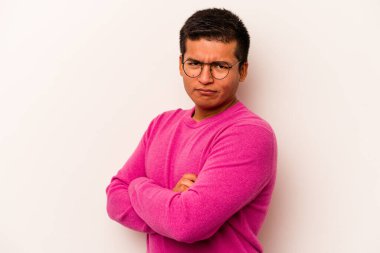 Beyaz arka planda izole edilmiş genç İspanyol adam alaycı bir ifadeyle kameraya bakıyor..