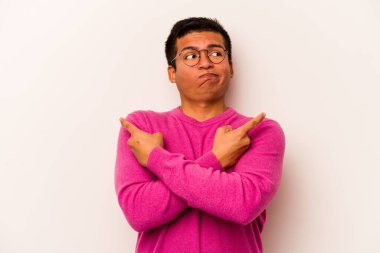 Beyaz arka plan noktalarında izole edilmiş genç İspanyol adam iki seçenek arasında seçim yapmaya çalışıyor..