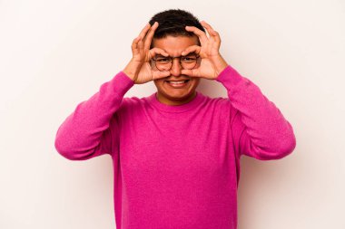 Beyaz arka planda izole edilmiş genç İspanyol adam gözlerinde iyi işaretler gösteriyor.