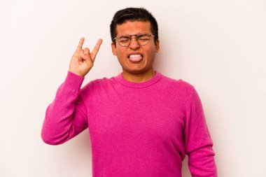 Beyaz arka planda izole edilmiş genç İspanyol adam parmaklarıyla taş hareketi gösteriyor.