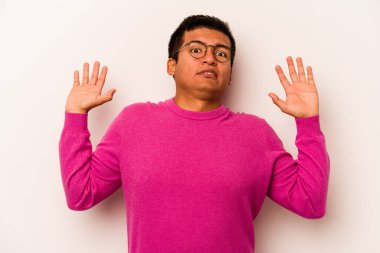 Beyaz arka planda izole edilmiş genç bir İspanyol, yakın bir tehlike nedeniyle şok oluyor.