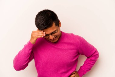 Genç İspanyol adam beyaz arka planda izole edilmiş neşeli bir şekilde gülüyor. Mutluluk kavramı.