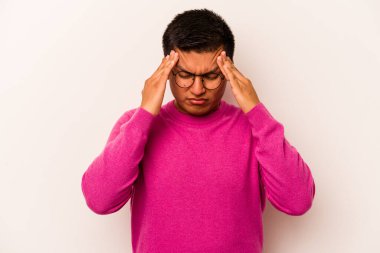 Beyaz arka planda izole edilmiş genç İspanyol bir adamın başı ağrıyor, yüzüne dokunuyor..
