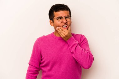 Beyaz arka planda izole edilmiş genç İspanyol bir adam güçlü bir diş ağrısı, azıdişi ağrısı var..