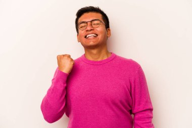 Beyaz arka planda izole edilmiş genç İspanyol bir adam zaferi, tutkuyu ve coşkuyu kutluyor, mutlu bir ifade..