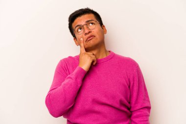 Beyaz arka planda izole edilmiş genç İspanyol bir adam ağlıyor, bir şeyden memnun değil, acı ve kafa karışıklığı konsepti..