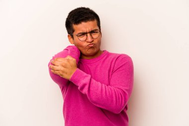 Beyaz arka planda izole edilmiş genç İspanyol bir adam stresten dolayı boynu ağrıyor, masaj yapıyor ve elle dokunuyor..