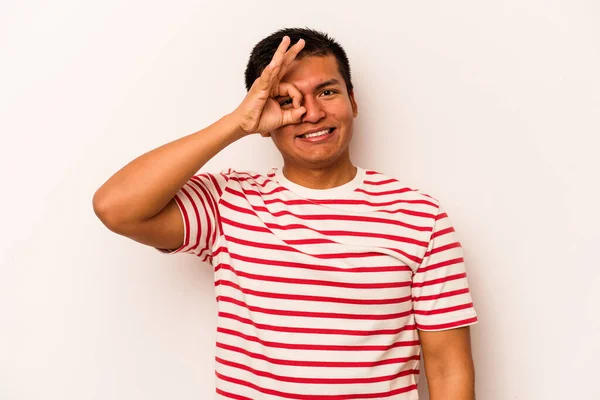 Jovem Hispânico Homem Isolado Branco Fundo Animado Mantendo Gesto Olho — Fotografia de Stock
