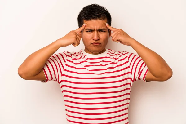 Beyaz arka planda izole edilmiş genç İspanyol bir adam bir göreve odaklanmış, işaret parmaklarını işaret ediyor..