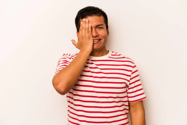 Jonge Latino Man Geïsoleerd Witte Achtergrond Met Plezier Die Helft — Stockfoto
