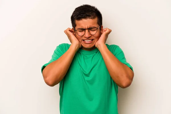 Joven Hispano Aislado Sobre Fondo Blanco Cubriendo Las Orejas Con — Foto de Stock