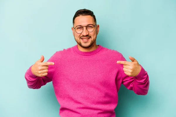 Young Hispanic Man Isolated Blue Background Points Fingers Positive Feeling — Stock Photo, Image