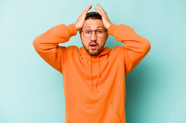 Young Hispanic Man Isolated Blue Background Being Shocked She Has — Stock Photo, Image