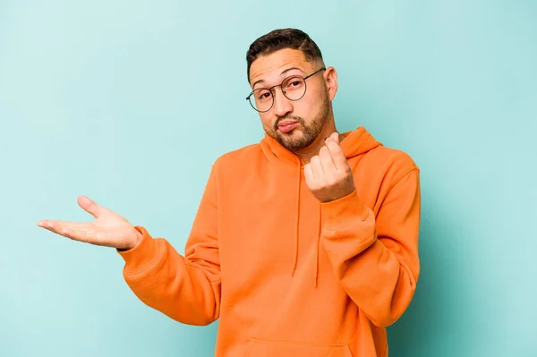 Junger Hispanischer Mann Isoliert Auf Blauem Hintergrund Zeigt Dass Sie — Stockfoto