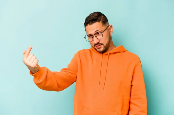 Joven Hombre Hispano Aislado Sobre Fondo Azul Señalándote Con Dedo — Foto de Stock