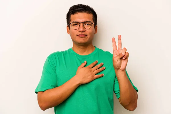 Joven Hispano Aislado Sobre Fondo Blanco Haciendo Juramento Poniendo Mano — Foto de Stock