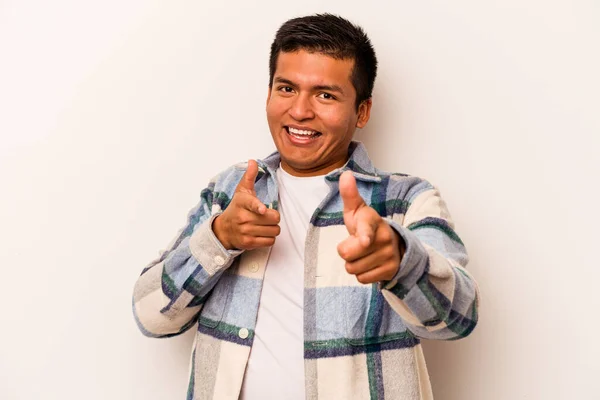 Молодой Латиноамериканец Белом Фоне Указывает Пальцами Фронт — стоковое фото