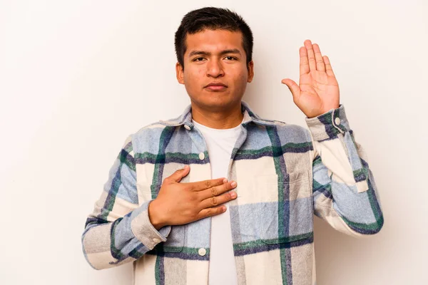 Joven Hispano Aislado Sobre Fondo Blanco Haciendo Juramento Poniendo Mano — Foto de Stock