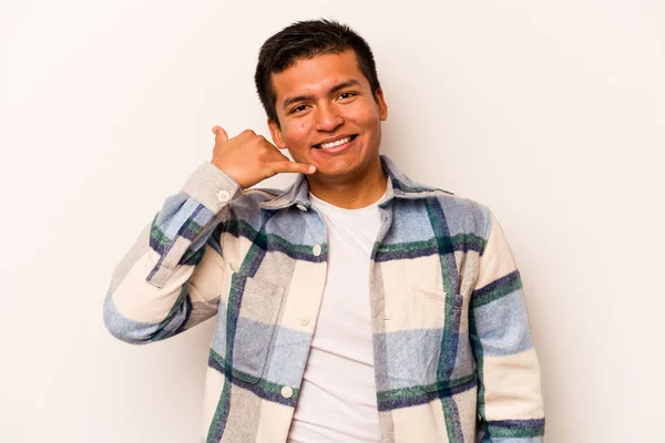 Молодой Латиноамериканец Белом Фоне Показывает Жест Вызова Мобильного Телефона Пальцами — стоковое фото