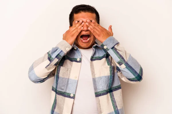 Jovem Hispânico Isolado Fundo Branco Cobre Olhos Com Mãos Sorri — Fotografia de Stock