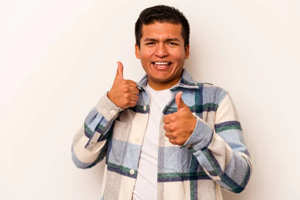 Молодой Латиноамериканец Белом Фоне Поднимает Оба Больших Пальца Вверх Улыбаясь — стоковое фото