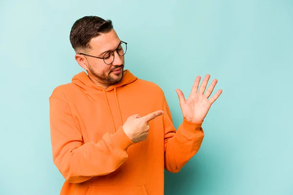 Young Hispanic Man Isolated Blue Background Smiling Cheerful Showing Number — стоковое фото