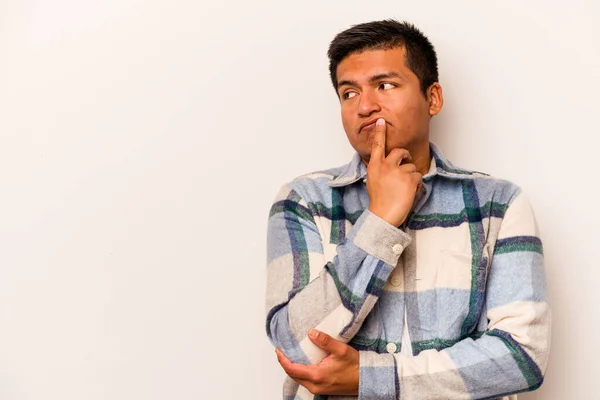 Young Hispanic Man Isolated White Background Looking Sideways Doubtful Skeptical — ストック写真