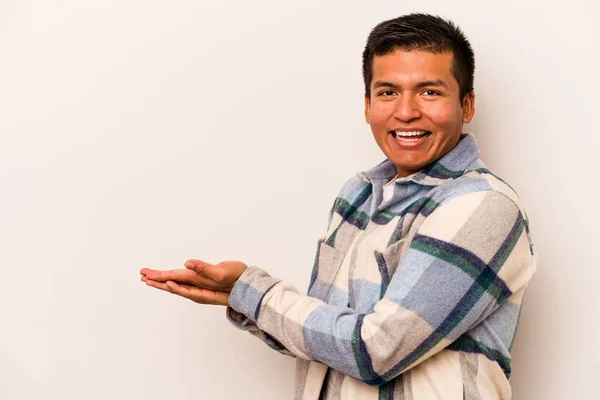 Junger Hispanischer Mann Isoliert Auf Weißem Hintergrund Mit Einem Kopierraum — Stockfoto