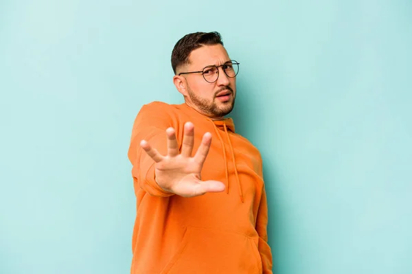 Joven Hispano Aislado Sobre Fondo Azul Sorprende Por Peligro Inminente — Foto de Stock