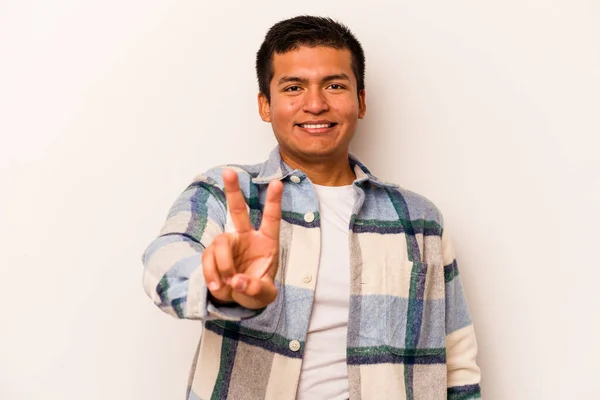 Joven Hombre Hispano Aislado Sobre Fondo Blanco Mostrando Signo Victoria —  Fotos de Stock