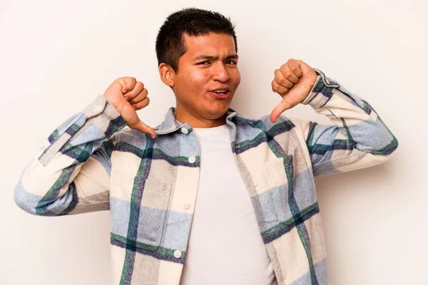 Beyaz arka planda izole edilmiş genç bir İspanyol gururlu ve kendinden emin hissediyor, örnek olarak.