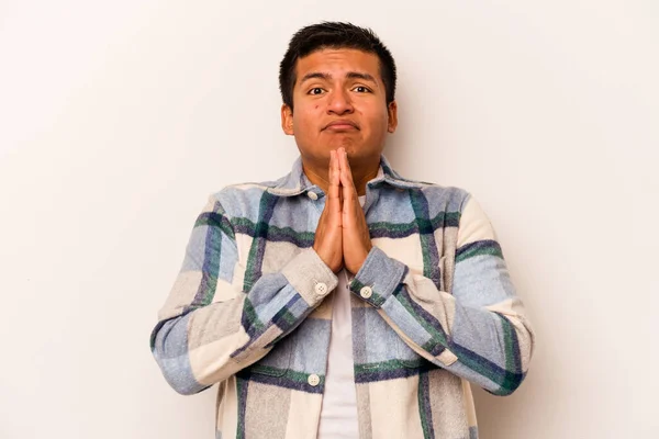 Joven Hombre Hispano Aislado Sobre Fondo Blanco Cogido Mano Oración — Foto de Stock