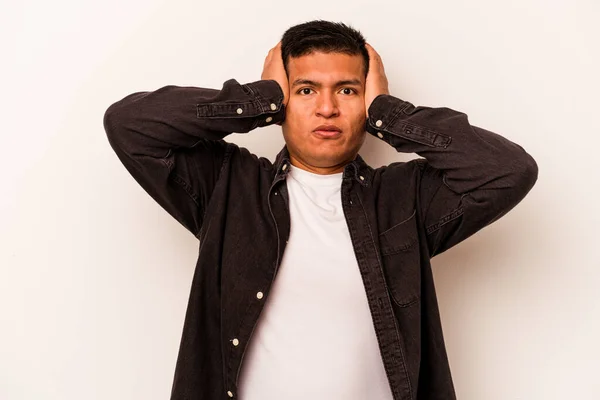 Junge Hispanische Mann Isoliert Auf Weißem Hintergrund Schockiert Sie Erinnert — Stockfoto