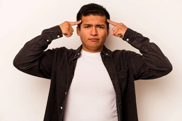 Junger Hispanischer Mann Auf Weißem Hintergrund Isoliert Konzentriert Auf Eine — Stockfoto