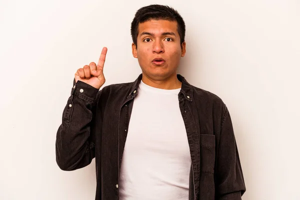 Junger Hispanischer Mann Isoliert Auf Weißem Hintergrund Der Mit Geöffnetem — Stockfoto