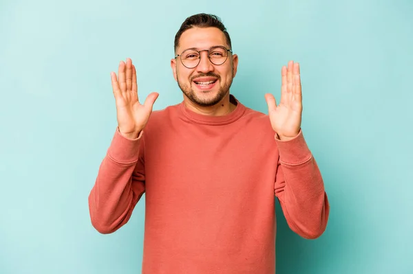 Jonge Latino Man Geïsoleerd Blauwe Achtergrond Lacht Luid Houden Hand — Stockfoto