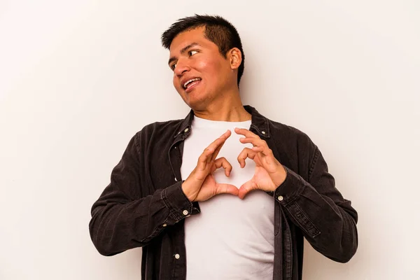 Jovem Hispânico Isolado Fundo Branco Sorrindo Mostrando Uma Forma Coração — Fotografia de Stock