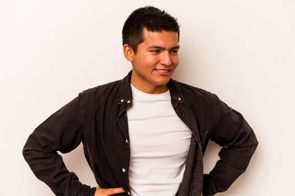 Junger Hispanischer Mann Isoliert Auf Weißem Hintergrund Selbstbewusst Die Hände — Stockfoto