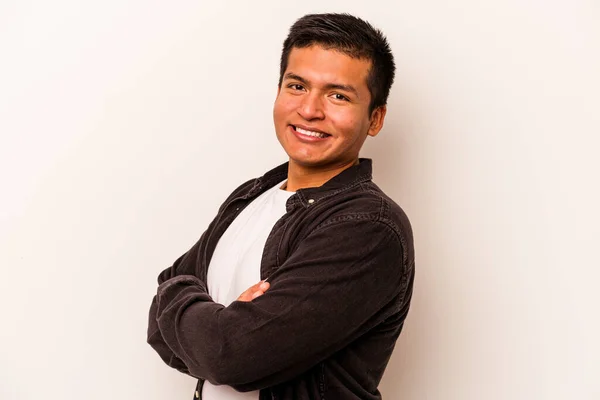 Junger Hispanischer Mann Auf Weißem Hintergrund Der Sich Selbstbewusst Fühlt — Stockfoto